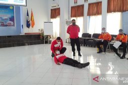 Puluhan peserta ikut pelatihan teknik pertolongan di permukaan air di Ambon