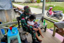 Satgas TMMD 110 Putussibau sangat dekat dengan anak-anak