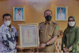 Bupati Sukandar terima anugerah "Dwija Praja Nugraha" dari PGRI