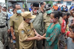 Bupati Situbondo salurkan bantuan sembako kepada warga terdampak angin kencang