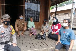Sejumlah organisasi dan komunitas di Balangan bagikan sembako kepada Lansia