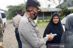 Peduli prokes, Pemkab - Polres Tapsel bagikan masker