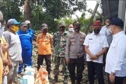 Bupati Paser serahkan bantuan warga korban angin puting beliung