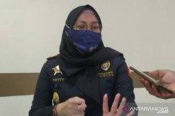 Bea Cukai Pangkalpinang segel delapan kontainer zirkon