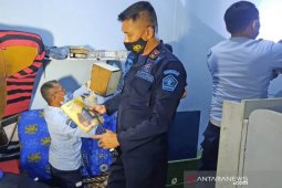Petugas gabungan razia kamar narapidana di Lapas Garut