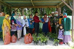 Penyuluh Agama Islam bagikan bibit pohon kepada majelis taklim