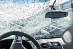Dua mobil angkutan tabrakan, lima penumpang luka-luka