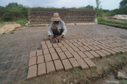 Produksi Batu Bata Terkendala Cuaca