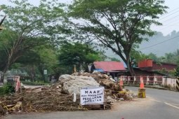 Material tanah dan batu bekas kerukan sungai ganggu lalin warga Simeulue