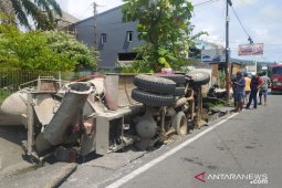 Tembok jalan amblas bikin truk pengangkut adukan beton tak berdaya