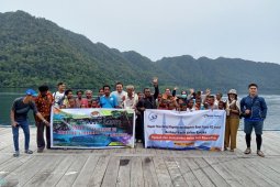 Pemandu wisata dan Bank Papua bagikan sembako kepada masyarakat Raja Ampat
