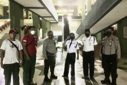 Polisi pantau prokes di Masjid