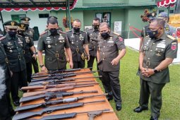 Pangdam XVI/ Pattimura apresiasi warga serahkan 106 pucuk senpi