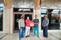 Sambut Ramadhan, PSI Surabaya bagikan alat kebersihan masjid