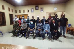 Kapolsek Maluk terima penghargaan dari tujuh ketua paguyuban