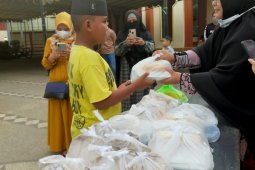 Kolaborasi komunitas Tabalong bagikan nasi dan takjil