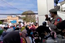 Petugas Satgas Garut tertibkan kerumunan penerima bantuan di kantor bank