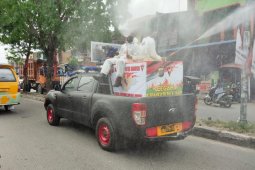 Brimob intensifkan penyemprotan  disinfektan pasar tradsional di Medan