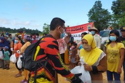 Polres Bangka Barat salurkan bantuan untuk warga di Parittiga