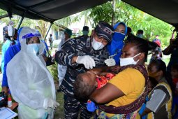 TNI AL gelar pengobatan gratis bagi masyarakat Pulau Soop Papua Barat