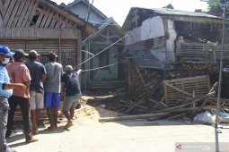 Merobohkan Rumah Korban Gempa