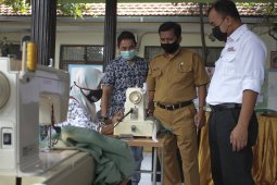 SIG berikan pelatihan menjahit dan beternak di Gresik-Rembang