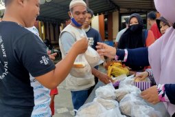 Warga  hingga muallaf turut berbagi takjil