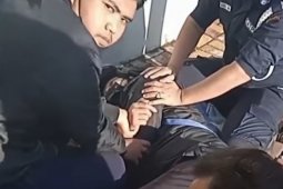 Pria mengenakan pakaian serba hitam dibekuk petugas karena paksa masuk dubes Rusia