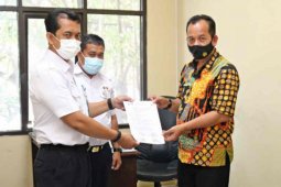 KAI Cirebon serahkan belasan barang temuan berharga ke polisi