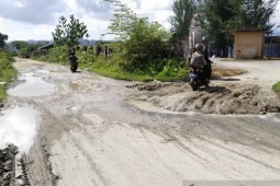 Jalan amblas makan korban, pengendara terperosok ke jurang