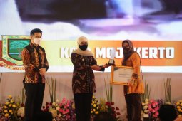 Ning Ita terima penghargaan pembangunan daerah terbaik kategori kota se-Jatim
