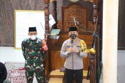 Polisi dan TNI di Kediri disebar ke masjid dalam "Giat Santri"