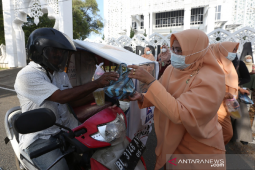 Dharma wanita DPRK Banda Aceh bagikan takjil untuk warga