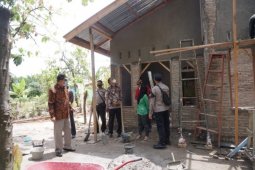 Wali kota tinjau bedah rumah Taruna Latsitardanus Tebing Tinggj