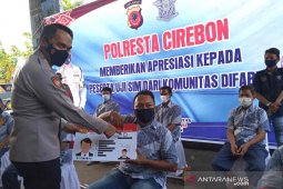 Polresta Cirebon berikan SIM D gratis kepada 13 penyandang difabel