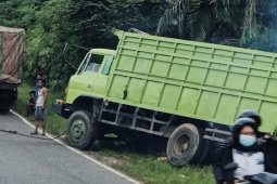 Kurang tepat oper gigi, bikin truk hilang tenaga di tanjakan