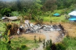 Kelompok bersenjata bakar rumah kepala suku dan guru di Papua