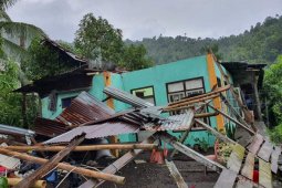 Menara Telkomsel roboh menimpa rumah warga