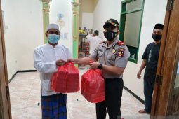 Serdik Sespimmen bagi takjil dan edukasi bahaya narkoba