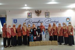 Tingkatkan kepedulian di bulan Ramadan, DWP Babel bagikan 245 paket sembako