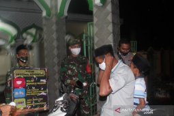Tingkatkan disiplin prokes, begini cara Babinsa Kodim Sabang ke jamaah tarawih