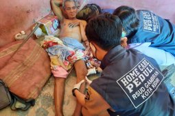 Tim "Home Care Peduli" datangi pasien stroke di rumah petak 3x3 meter