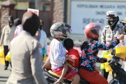 Peringatan Hari Kartini, Polwan Polres Madiun Kota bagikan sembako