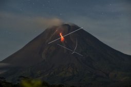 Masih berstatus Siaga,  Gunung Merapi luncurkan lava pijar sejauh 1,6 km