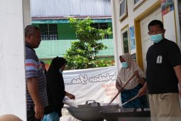 Pengurus masjid di Simeulue berbagi takjil selama Ramadhan