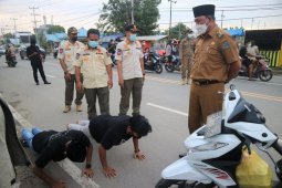 Terciduk tak bermasker, warga diminta bacakan teks Pancasila hingga "push up"
