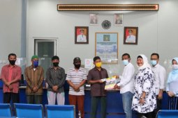 Disdukcatpil Langkat serahkan adminduk bagi abang becak dan penggali kubur serta bilal mayit