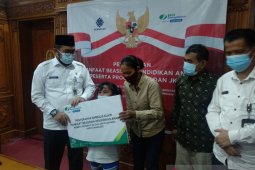 BPJAMSOSTEK Jambi serahkan klaim beasiswa pendidikan