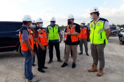 Bupati Kediri tinjau pengerjaan proyek bandara
