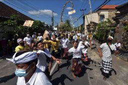 Tradisi mesuryak pada Hari Raya Kuningan